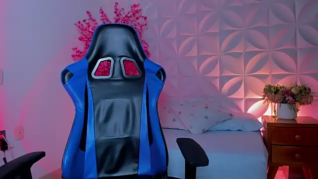 Snapshot of cora_22 chatting on November 15, 2025, 1:04 pm cora 22 online show from November 15, 2025, 1:04 pm