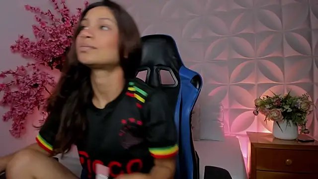 Snapshot of cora_22 chatting on November 11, 2025, 12:55 pm cora 22 online show from November 11, 2025, 12:55 pm