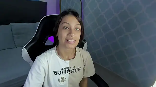 Snapshot of cora_22 chatting on October 31, 2025, 12:46 pm cora 22 online show from October 31, 2025, 12:46 pm