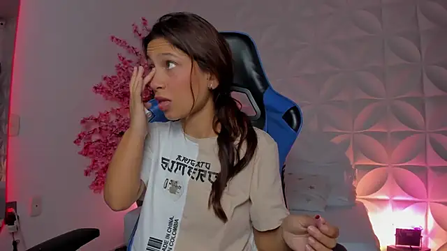 Snapshot of cora_22 chatting on November 8, 2025, 12:31 pm cora 22 online show from November 8, 2025, 12:31 pm