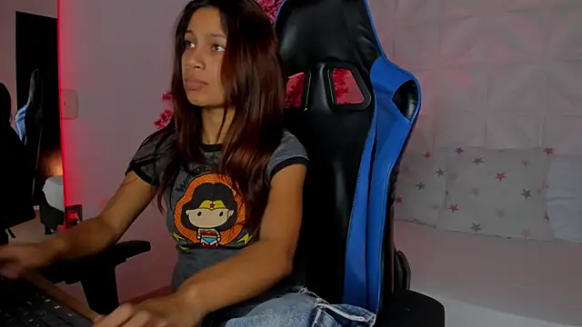 Snapshot of cora_22 chatting on November 4, 2025, 12:42 pm cora 22 online show from November 4, 2025, 12:42 pm