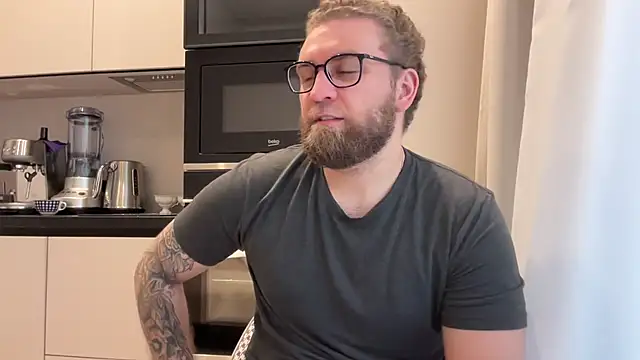 Bear bear  online show from April 7, 2026, 7:43 am