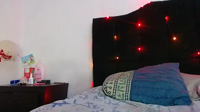 Snapshot of Emmily_Fox chatting on February 22, 2025, 11:13 pm Emmily Fox online show from February 22, 2025, 11:13 pm