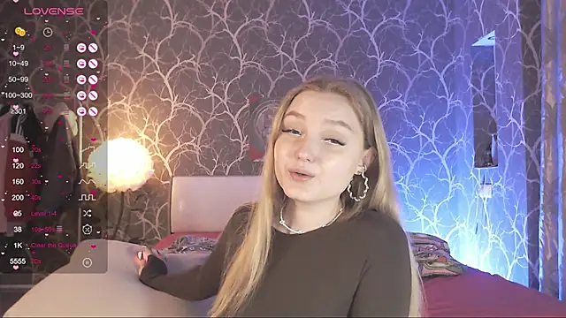 MiaMiaMeow online show from April 22, 2026, 8:04 pm