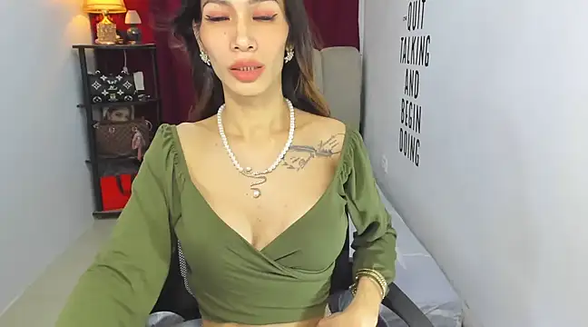 Snapshot of Trixie_Mattel21 chatting on March 5, 2025, 9:48 pm Trixie Mattel21 online show from March 5, 2025, 9:48 pm