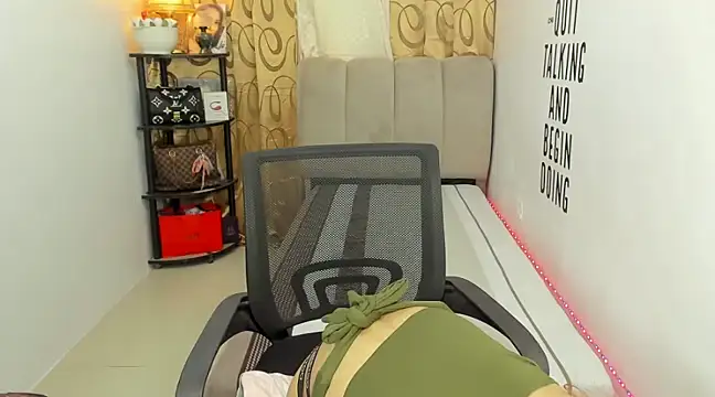 Snapshot of Trixie_Mattel21 chatting on January 3, 2025, 5:28 am Trixie Mattel21 online show from January 3, 2025, 5:28 am