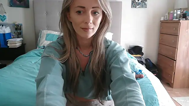 Heyitsmee33 online show from May 15, 2026, 12:36 pm