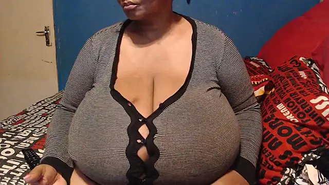 Snapshot of CUTEFIRMMELONSS chatting on November 11, 2025, 8:47 pm CUTEFIRMMELONSS online show from November 11, 2025, 8:47 pm