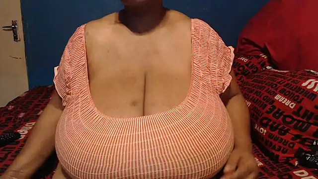 Snapshot of CUTEFIRMMELONSS chatting on October 29, 2025, 8:52 pm CUTEFIRMMELONSS online show from October 29, 2025, 8:52 pm