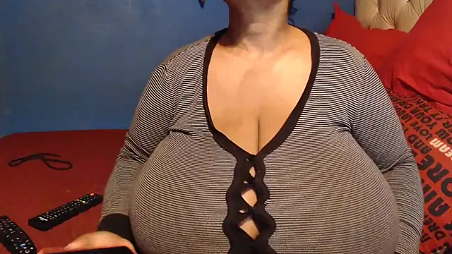 Snapshot of CUTEFIRMMELONSS chatting on December 15, 2025, 6:25 pm CUTEFIRMMELONSS online show from December 15, 2025, 6:25 pm