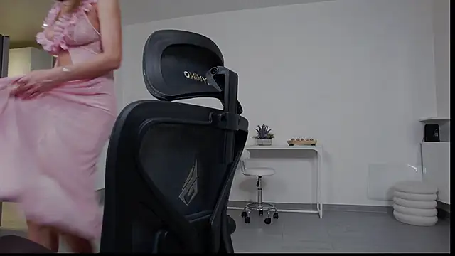 Bella Twine online show from February 24, 2026, 9:26 pm