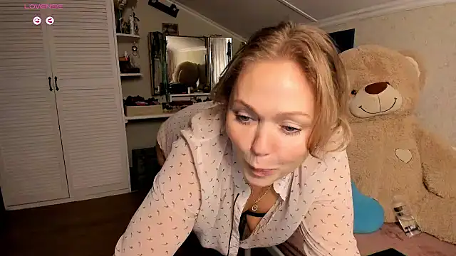 Snapshot of SimonaMartin chatting on November 2, 2025, 10:31 am SimonaMartin online show from November 2, 2025, 10:31 am