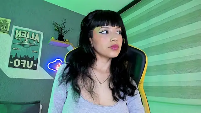 Snapshot of Marcelinee__ chatting on February 6, 2025, 2:44 am Marcelinee   online show from February 6, 2025, 2:44 am