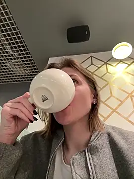 ValenciaShock online show from April 19, 2026, 7:20 am