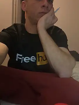 Snapshot of Technozzx chatting on November 9, 2025, 8:35 pm Technozzx online show from November 9, 2025, 8:35 pm