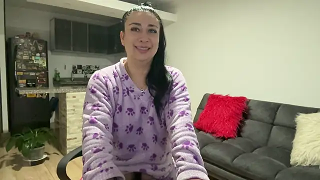 Karina Yang online show from April 10, 2026, 10:44 am