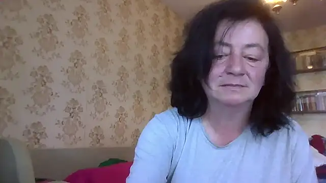 Snapshot of GypsiQueen2 chatting on July 9, 2026, 9:43 am GypsiQueen2 online show from July 9, 2026, 9:43 am