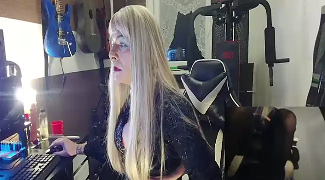 Daniela42TV online show from December 12, 2024, 9:04 pm