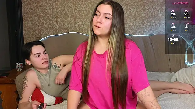 Snapshot of twobabesweet chatting on March 19, 2025, 4:03 am twobabesweet online show from March 19, 2025, 4:03 am