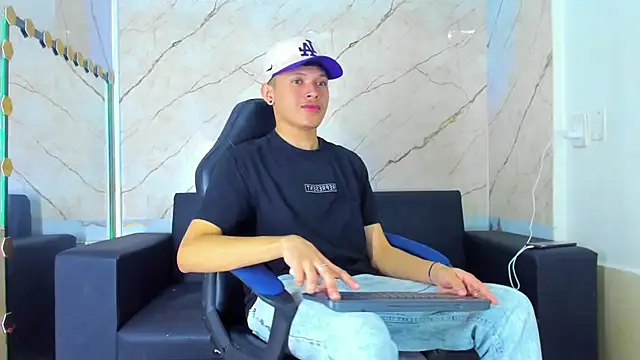 Snapshot of robertsmith_1 chatting on November 16, 2025, 5:01 am robertsmith 1 online show from November 16, 2025, 5:01 am