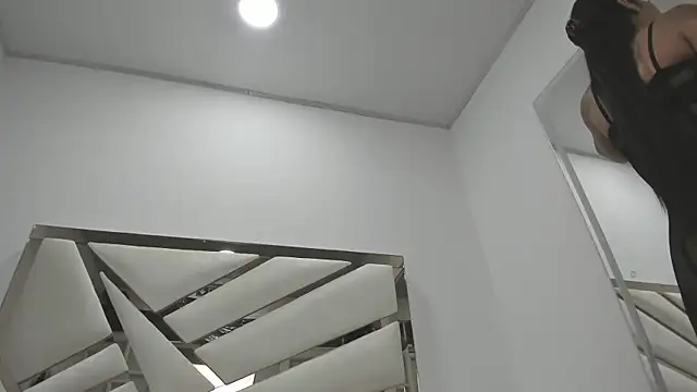 Naughty  Mom online show from March 7, 2025, 9:18 am