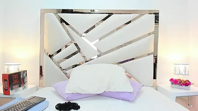 Naughty  Mom online show from March 16, 2025, 10:33 am