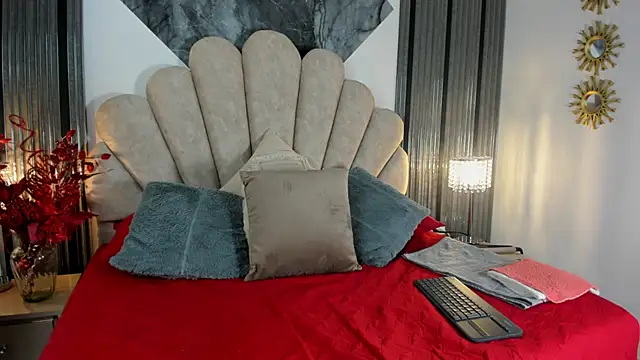 Naughty  Mom online show from January 13, 2026, 2:32 pm