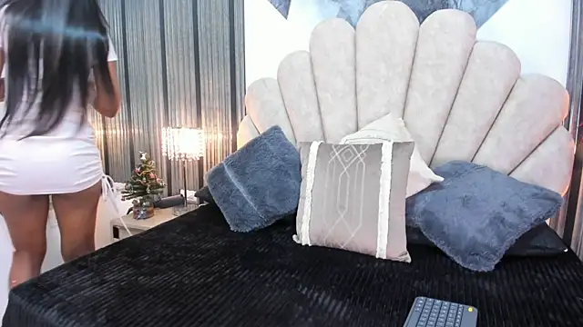 Naughty  Mom online show from December 19, 2025, 12:18 pm