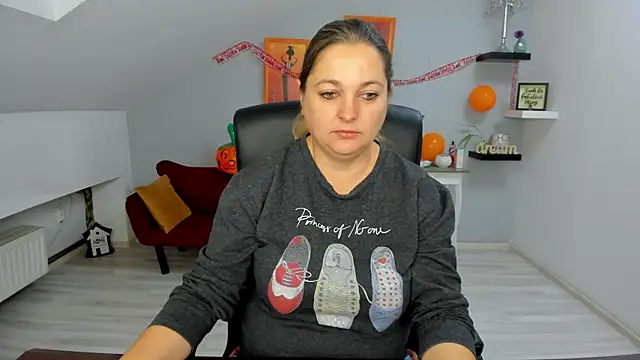 LollaGirl online show from October 31, 2025, 4:20 am