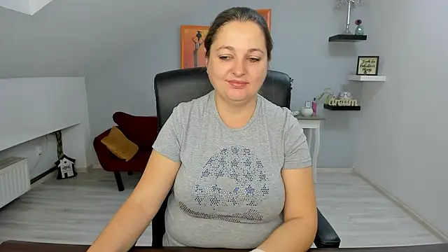 LollaGirl online show from October 27, 2025, 4:24 am