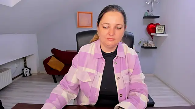 LollaGirl online show from March 26, 2026, 4:22 am