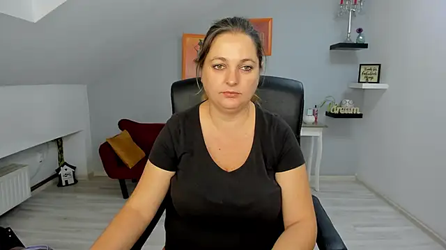 LollaGirl online show from October 23, 2025, 3:16 am