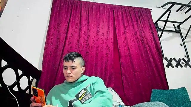 davidlatin66 online show from October 6, 2025, 4:24 am