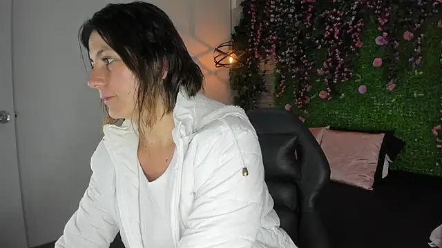 SarahDeyvis online show from February 16, 2026, 1:10 pm