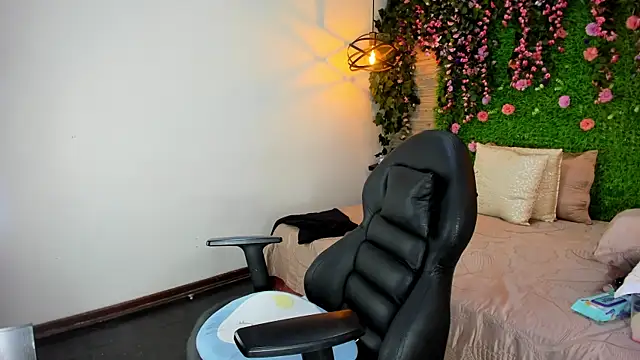 SarahDeyvis online show from December 4, 2025, 11:15 pm