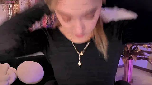 Snapshot of EveBensonX chatting on November 5, 2025, 12:19 pm EveBensonX online show from November 5, 2025, 12:19 pm