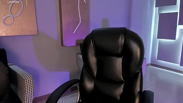 Snapshot of EveBensonX chatting on November 10, 2025, 12:43 pm EveBensonX online show from November 10, 2025, 12:43 pm