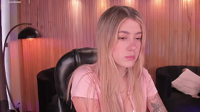 Snapshot of EveBensonX chatting on November 16, 2025, 6:01 pm EveBensonX online show from November 16, 2025, 6:01 pm