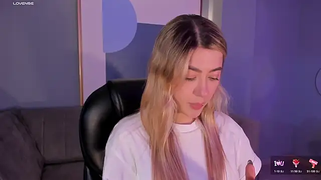 Snapshot of EveBensonX chatting on November 20, 2025, 7:36 pm EveBensonX online show from November 20, 2025, 7:36 pm