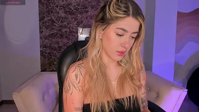 Snapshot of EveBensonX chatting on November 21, 2025, 12:59 pm EveBensonX online show from November 21, 2025, 12:59 pm