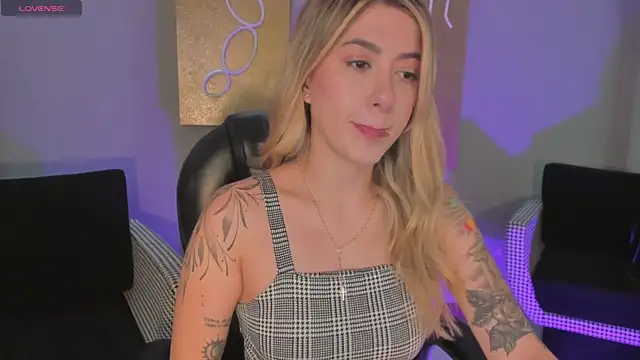 Snapshot of EveBensonX chatting on November 14, 2025, 12:42 pm EveBensonX online show from November 14, 2025, 12:42 pm