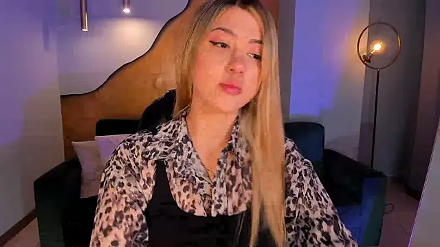 Snapshot of EveBensonX chatting on November 19, 2025, 12:27 pm EveBensonX online show from November 19, 2025, 12:27 pm