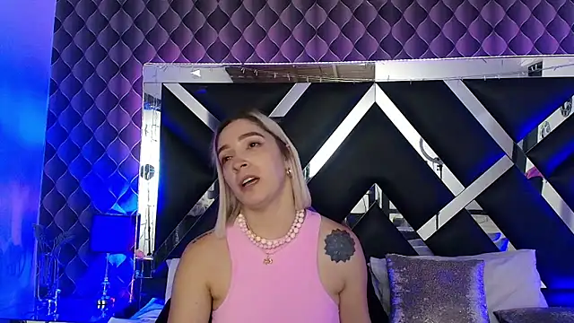 victoriaa lee  online show from June 5, 2026, 8:36 pm