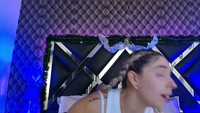 victoriaa lee  online show from December 18, 2025, 7:07 pm