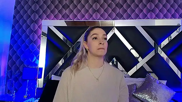 victoriaa lee  online show from November 18, 2025, 8:34 pm