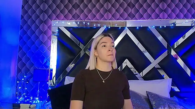 victoriaa lee  online show from April 10, 2026, 7:10 pm