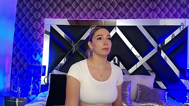 victoriaa lee  online show from October 24, 2025, 8:08 pm