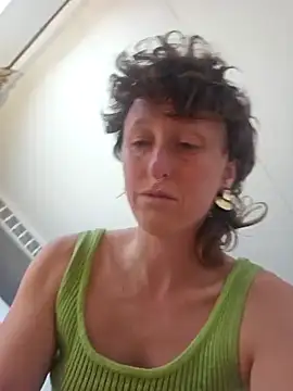 mossy kiss online show from January 31, 2025, 3:44 pm