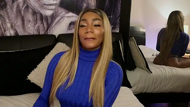 Snapshot of emely_brandon chatting on November 7, 2025, 4:17 am emely brandon online show from November 7, 2025, 4:17 am