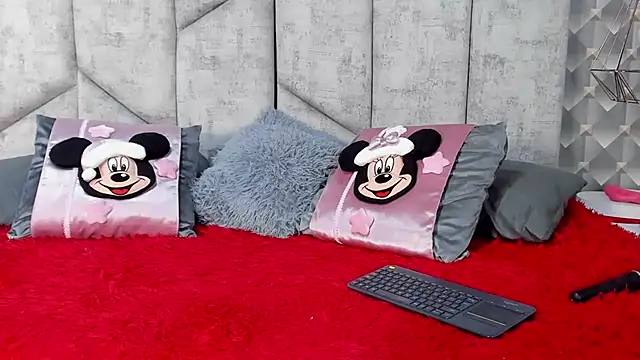 Snapshot of NiicolleMiller chatting on November 28, 2025, 9:42 am NiicolleMiller online show from November 28, 2025, 9:42 am